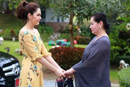 Về quê thăm mẹ chồng, tôi ngỡ ngàng khi bà trả tôi một xấp tiền
