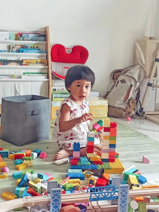 Ba mẹ thường mua đồ chơi đắt tiền cho con nhưng lại quên mất thứ đáng giá nhất đang ở ngay trong gia đình-1
