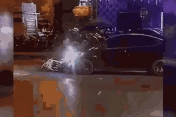 Cãi nhau với vợ, chồng bám nắp ca pô ô tô trên đoạn đường dài