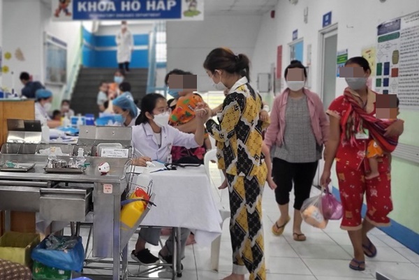 Gia đình bức xúc vì con bất ngờ hôn mê sau khi vào viện điều trị viêm phổi-2