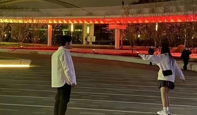 Lộ ảnh chụp chung hiếm hoi của Huỳnh Hiểu Minh và bạn gái nóng bỏng-2