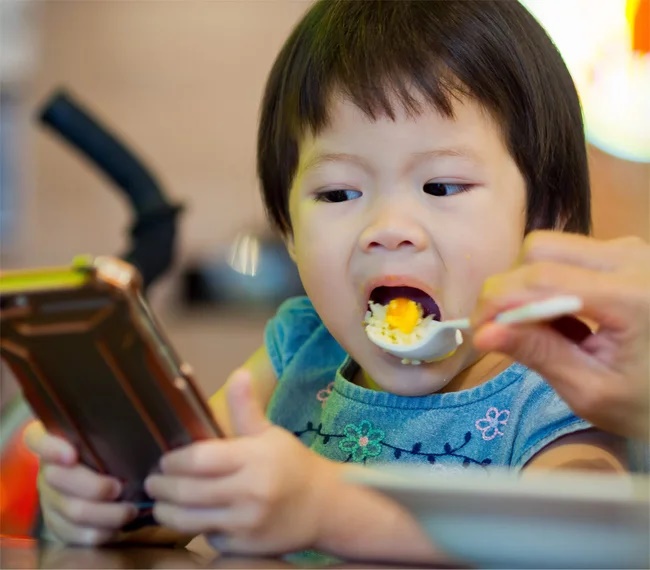 5 hành vi tưởng thương mà gây hại, có thể khiến trẻ mất khả năng tự lập, não kém phát triển-5