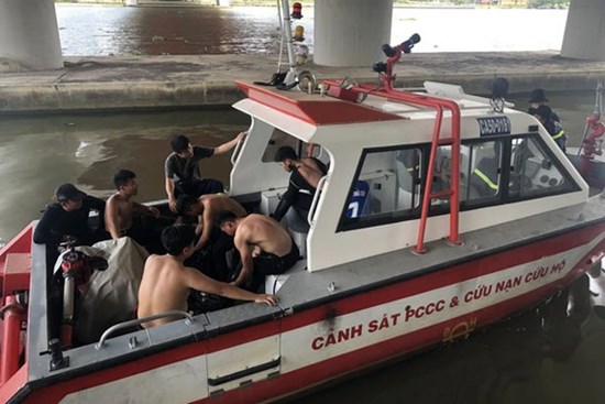 Cô gái bất ngờ rơi từ cầu Thủ Thiêm 2, người nhái đã tới