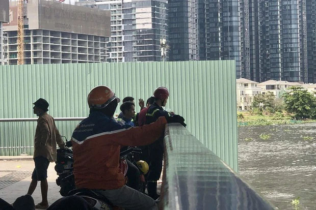 Cô gái bất ngờ rơi từ cầu Thủ Thiêm 2, người nhái đã tới-1