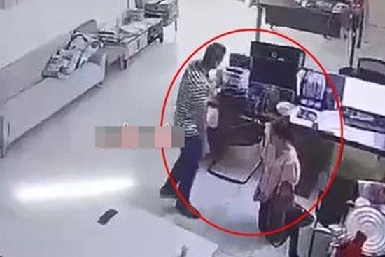 Camera ghi lại cảnh giám đốc người Trung Quốc sát hại nữ kế toán