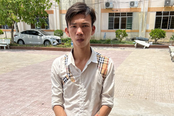 Bé 5 tuổi nguy kịch do bị xe đi lùi cán qua người-2