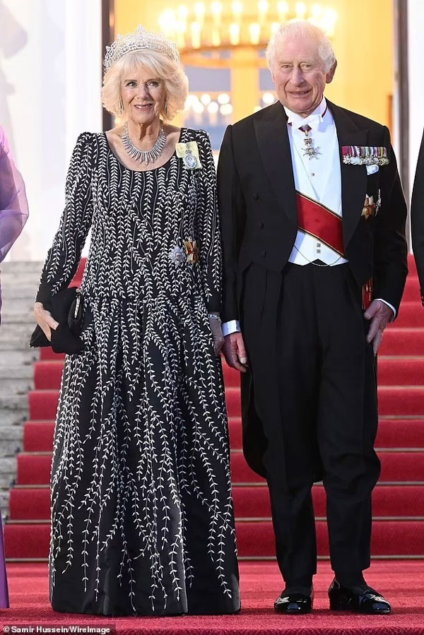 Hoàng hậu Camilla phá vỡ truyền thống-1