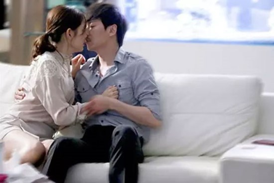 Xốc chăn lên, nhờ người chụp lại cảnh chồng mình và nhân tình nằm với nhau để đi kiện, vợ không ngờ gặp cái kết đắng