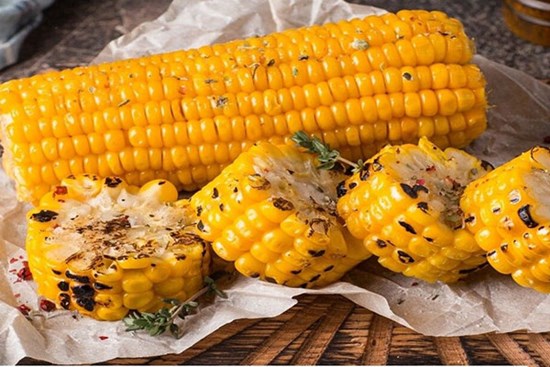 Tận hưởng hương vị thơm ngon của món ngô nướng bằng nồi chiên không dầu