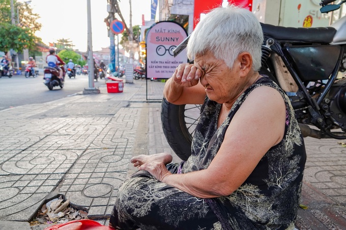 Cuộc đời bi thương của cụ bà bán sách gây sốt mạng ở TPHCM-4