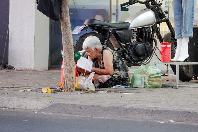Cuộc đời bi thương của cụ bà bán sách gây sốt mạng ở TPHCM-1