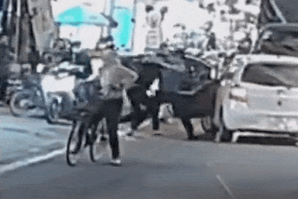 Đuổi đánh nhau, tài xế xe máy lao vào quầy hàng trên vỉa hè-1