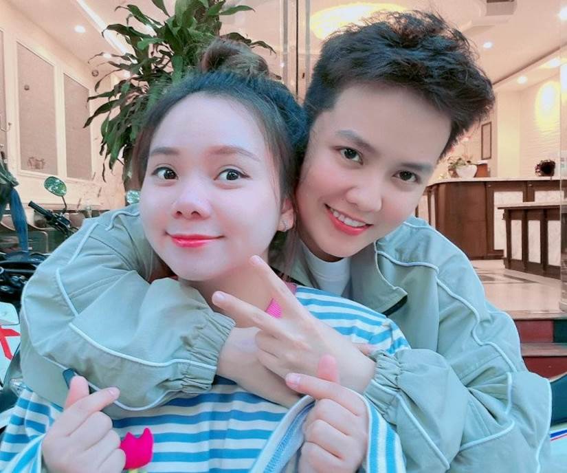 Cặp đồng tính nữ chi 1 tỷ qua Mỹ tìm con, giờ mỗi người một nơi, mẹ còn trong cữ đã livestream bán hàng-1