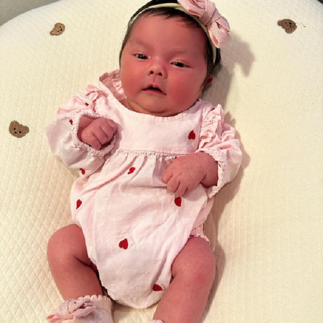 Cặp đồng tính nữ chi 1 tỷ qua Mỹ tìm con, giờ mỗi người một nơi, mẹ còn trong cữ đã livestream bán hàng-11