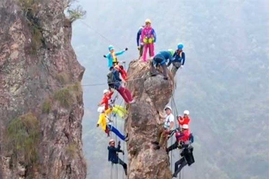 Hoảng hốt vì clip 13 người nhảy múa trên chỏm đá nhỏ ở Trung Quốc