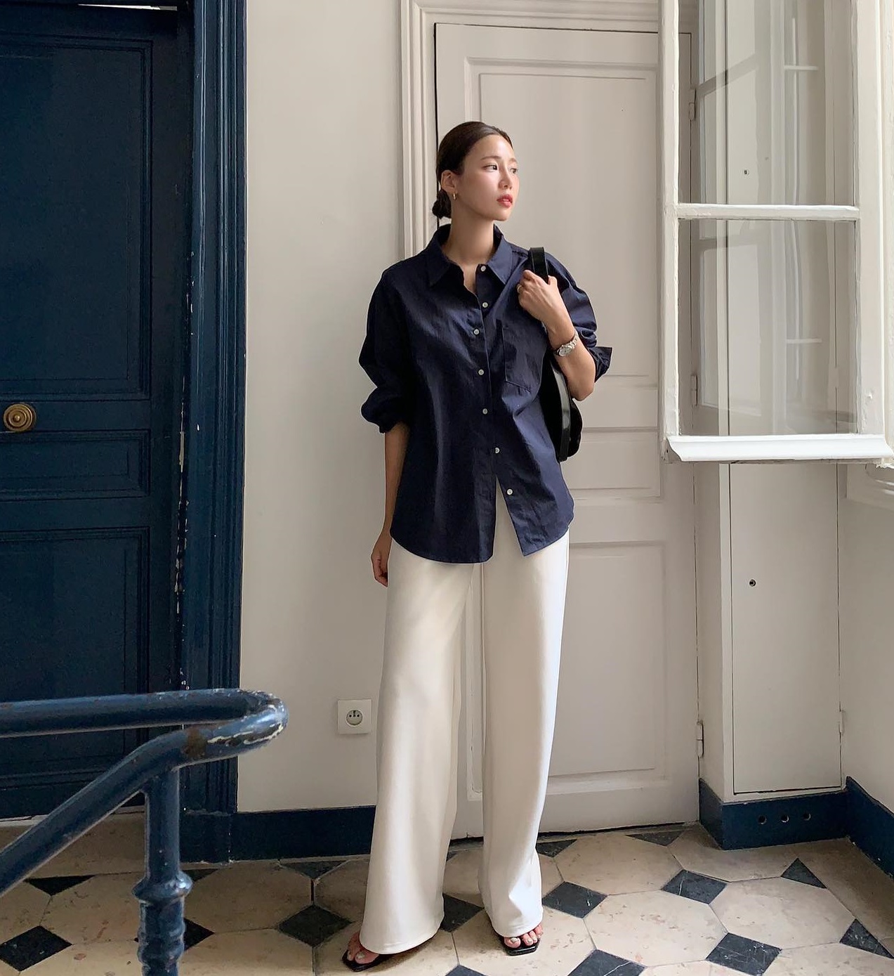 Làm thế nào để trông trẻ trung khi diện áo sơ mi tối màu?-2