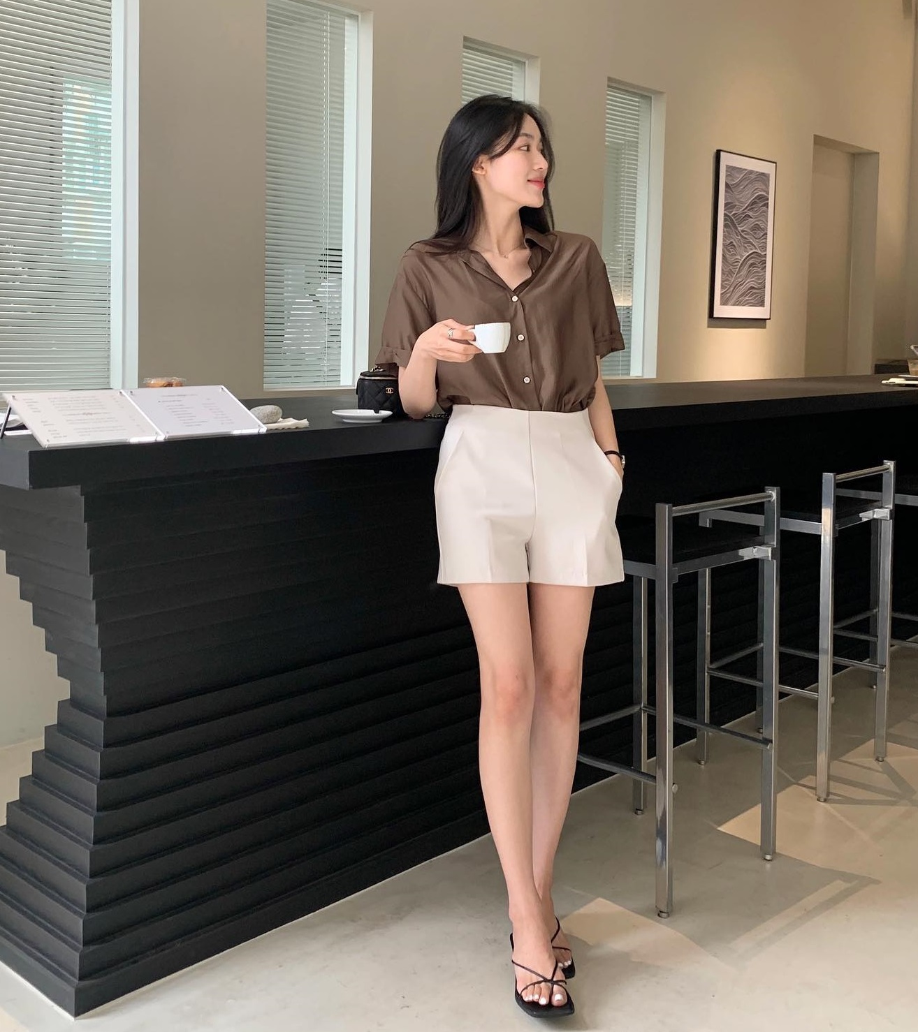 Làm thế nào để trông trẻ trung khi diện áo sơ mi tối màu?-4