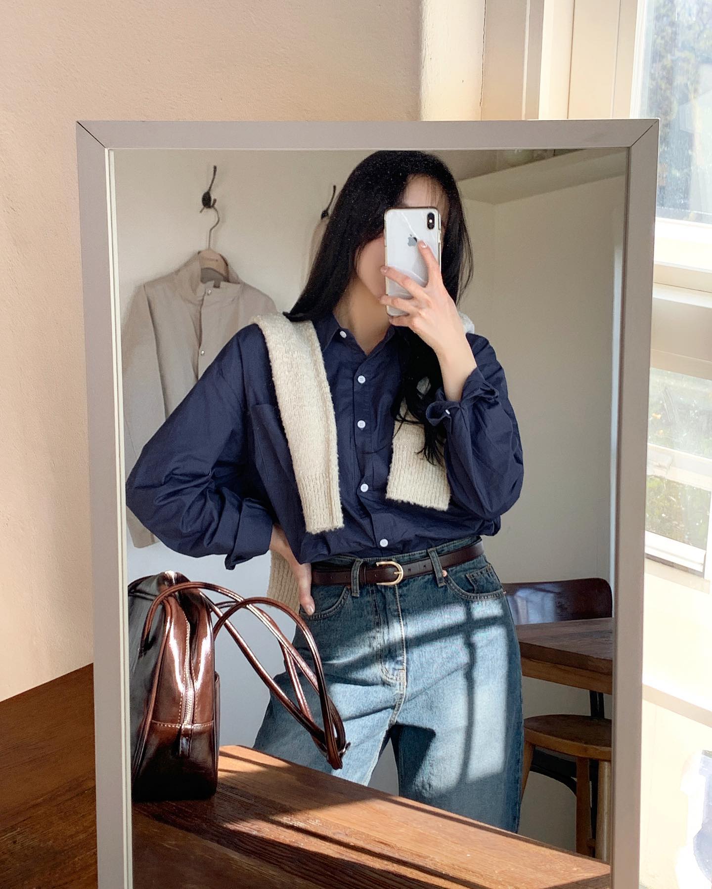 Làm thế nào để trông trẻ trung khi diện áo sơ mi tối màu?-6