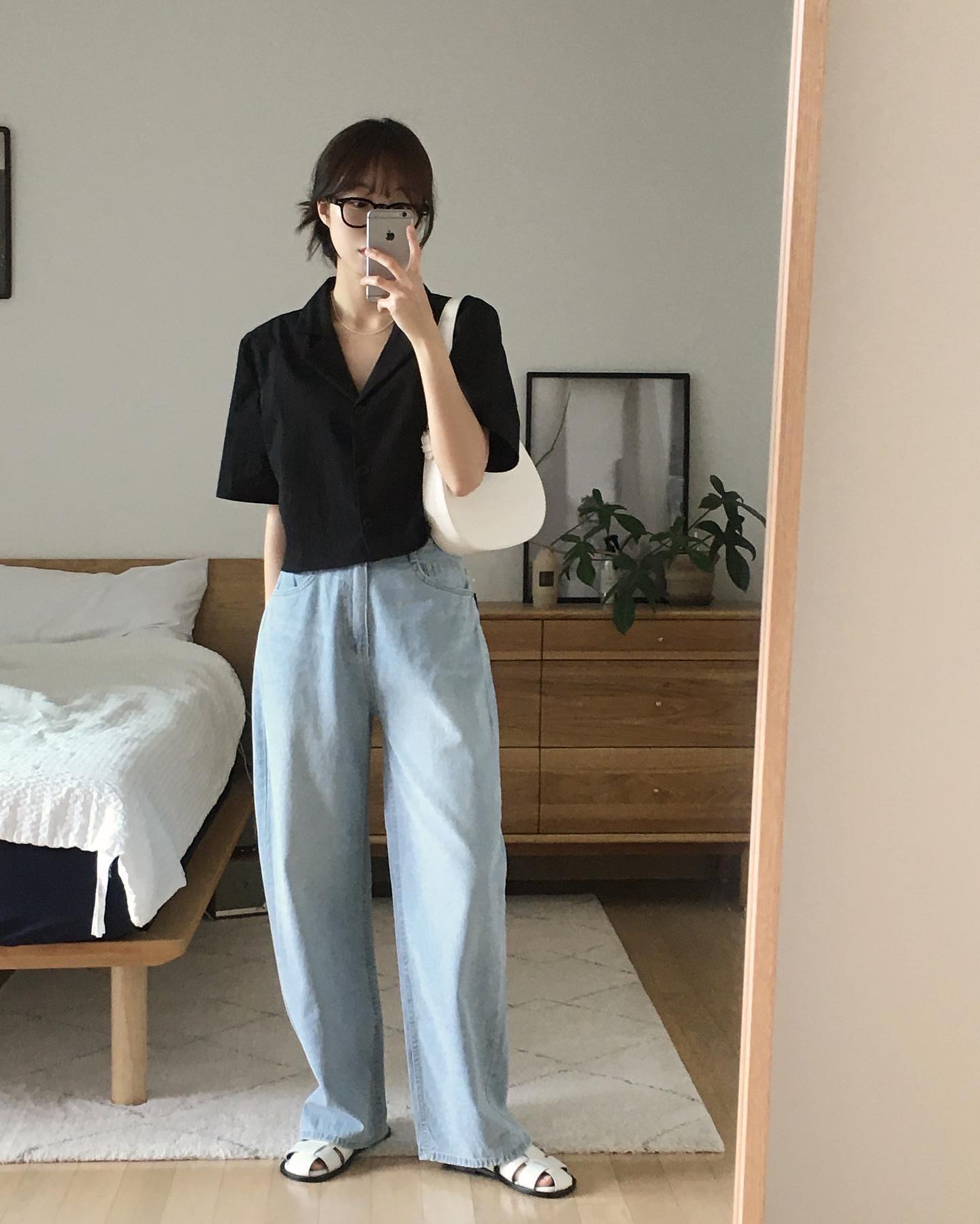 Làm thế nào để trông trẻ trung khi diện áo sơ mi tối màu?-7