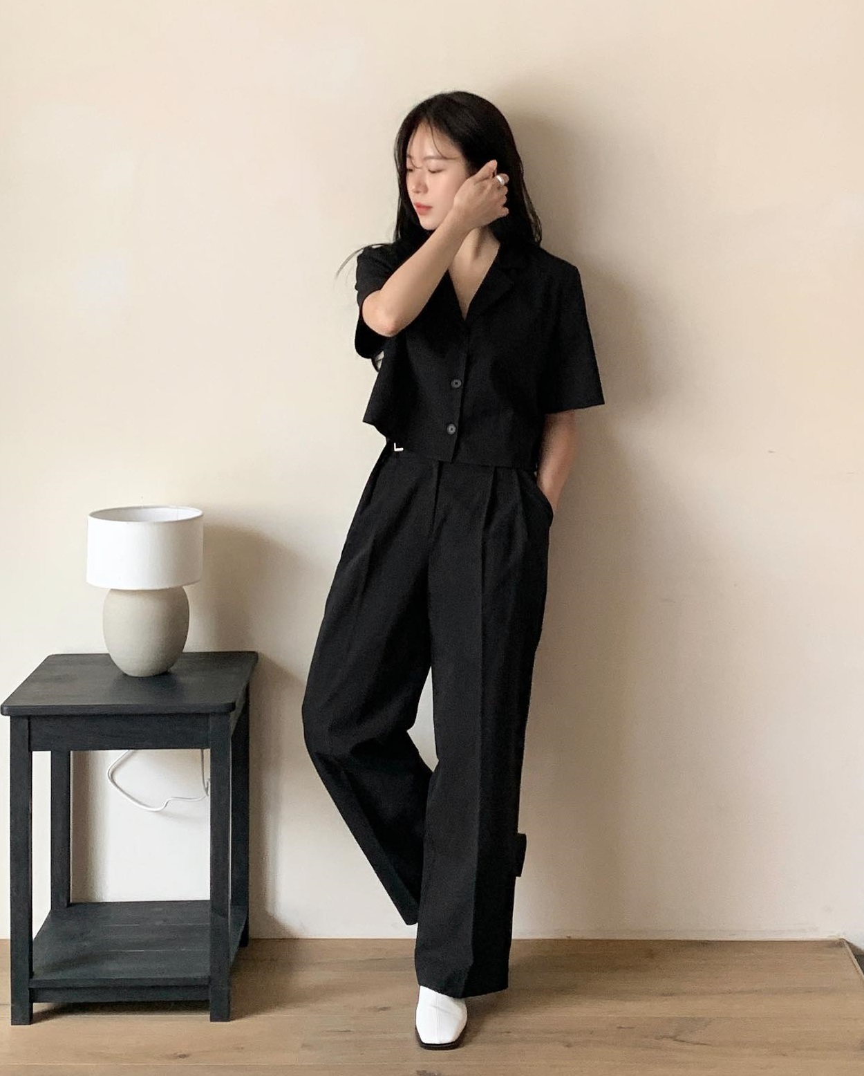 Làm thế nào để trông trẻ trung khi diện áo sơ mi tối màu?-8