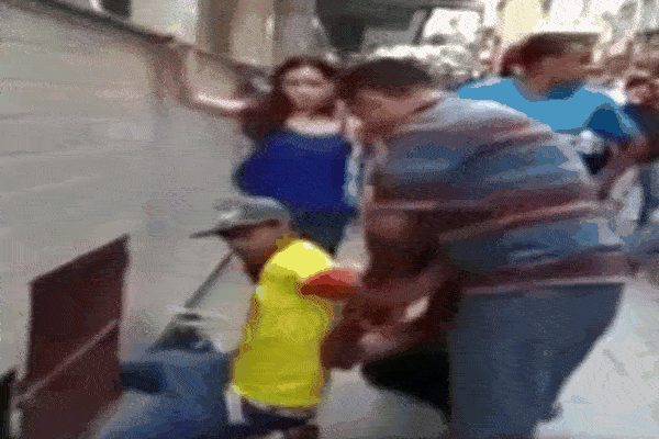 Clip: Bị giật túi xách, cô gái tung cước đá thẳng vào mặt tên cướp