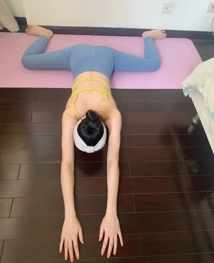 Tập tư thế con ếch 5 phút giúp hông săn chắc, đùi thon thả-1