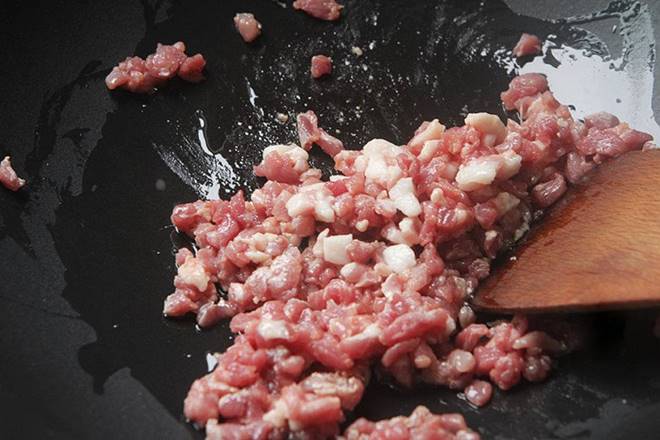 Là rau nhưng lại giàu kháng sinh tự nhiên, đem xào với thịt băm được món trôi cơm mà bổ gan, hồi xuân-3