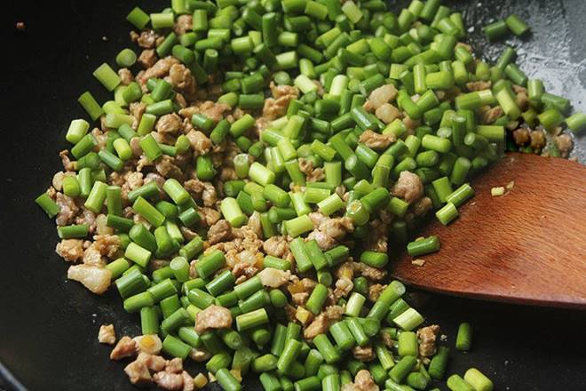 Là rau nhưng lại giàu kháng sinh tự nhiên, đem xào với thịt băm được món trôi cơm mà bổ gan, hồi xuân-4