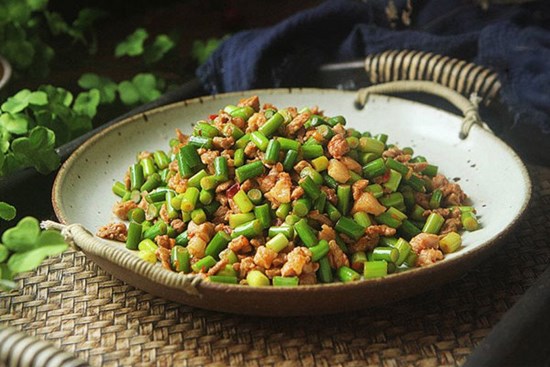 Là rau nhưng lại giàu kháng sinh tự nhiên, đem xào với thịt băm được món trôi cơm mà bổ gan, hồi xuân