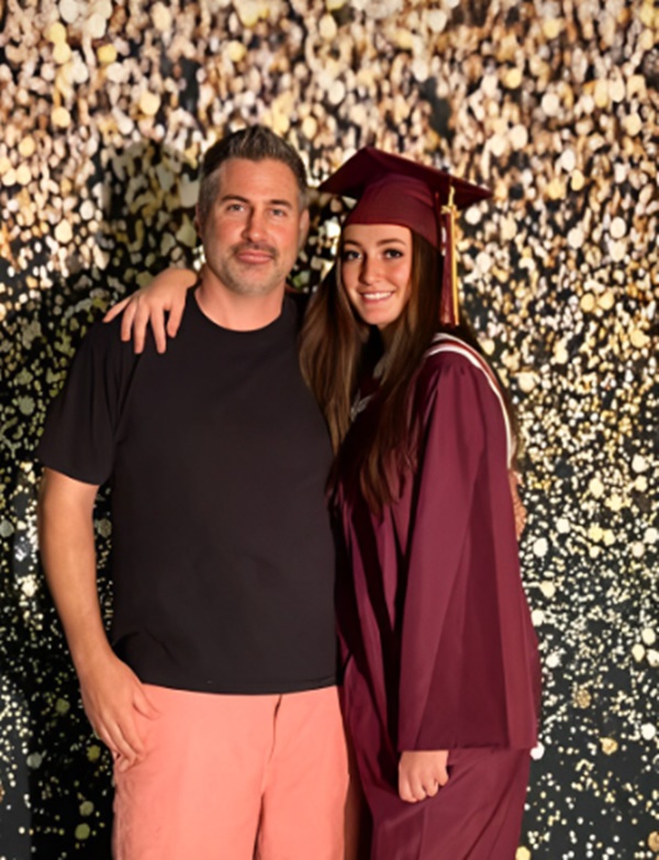 Bị trường phản đối trang phục, ông bố cho con học luôn tại nhà-1