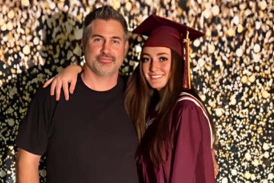 Bị trường phản đối trang phục, ông bố cho con học luôn tại nhà