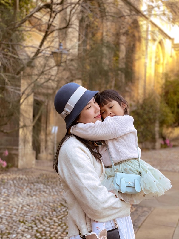 Tạo mọi điều kiện cho con tự lập nhưng bé vẫn không rời mẹ nửa bước, lý do thực sự của những em bé bám mẹ là gì?-1