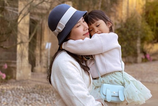 Tạo mọi điều kiện cho con tự lập nhưng bé vẫn không rời mẹ nửa bước, lý do thực sự của những em bé bám mẹ là gì?