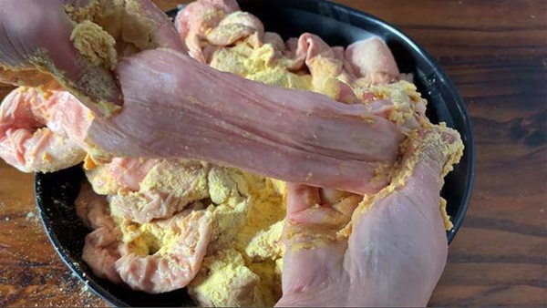 Rửa lòng già không cần cầu kỳ, dùng thứ bột màu vàng này đánh bay hết sạch mùi hôi-3