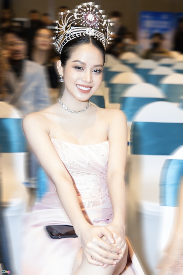 Tranh luận việc Hoa hậu Việt Nam vừa đăng quang đã phẫu thuật thẩm mỹ-1