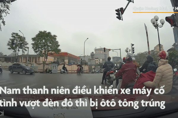 Clip: Kinh hoàng cảnh xe máy vượt đèn đỏ, lao như tên bắn vào ô tô-1