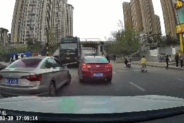 Clip: Kinh hoàng cảnh xe tải mất lái, tông trúng loạt ô tô trên đường