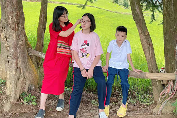 Bé quấy khóc được ông nội dỗ nín trong vài giây, mẹ tái mặt khi chứng kiến-3