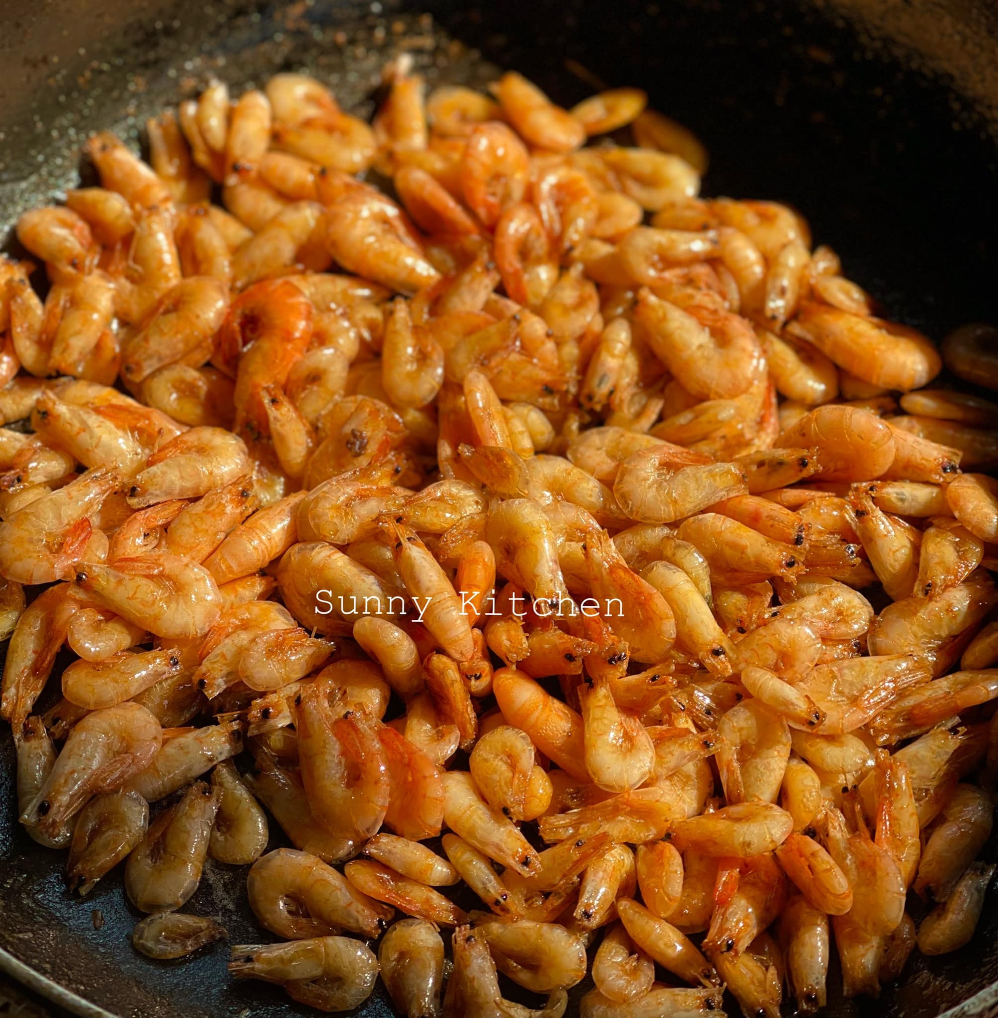 Rang tôm không bị tanh, vỏ giòn, lên màu đẹp nhớ thêm 1 bước này-2