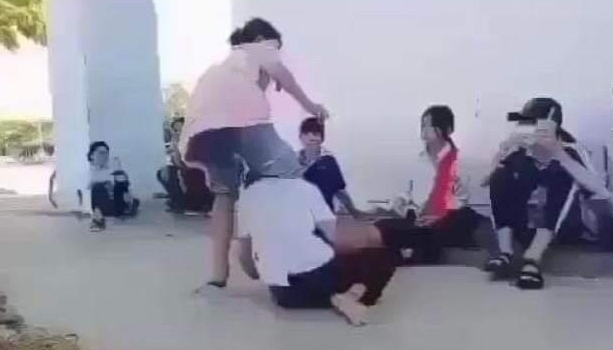 Xôn xao một nữ học sinh bị bạn học đánh phải chắp tay van xin ở Bình Thuận-1