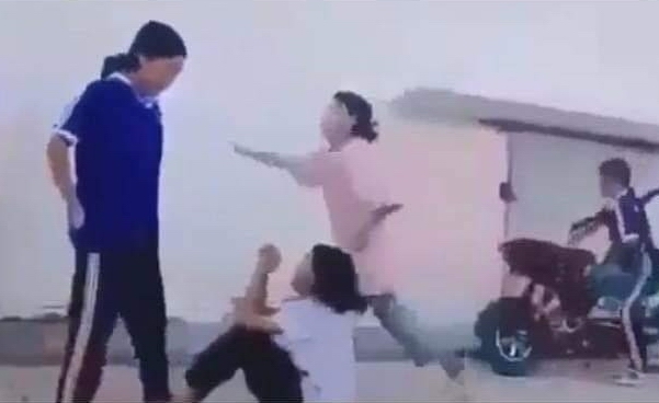 Xôn xao một nữ học sinh bị bạn học đánh phải chắp tay van xin ở Bình Thuận-2