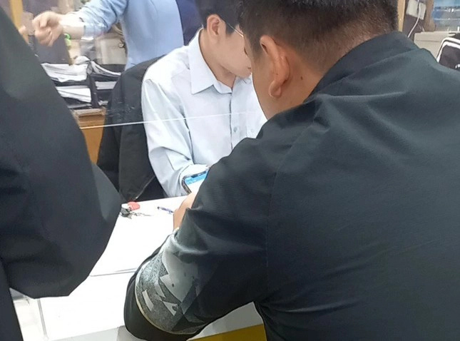 Nhân viên nhà mạng ép khách mua gói cước một năm nếu muốn đổi sang chính chủ-1