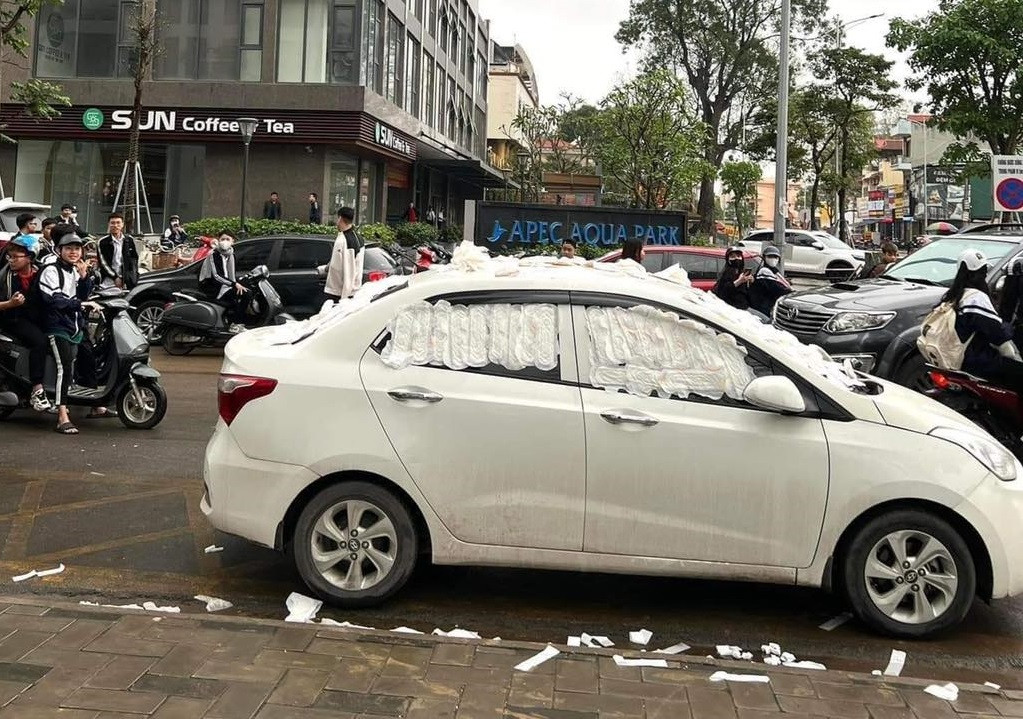 Ô tô bị dán kín băng vệ sinh khi đỗ trên đường ở Bắc Giang-1