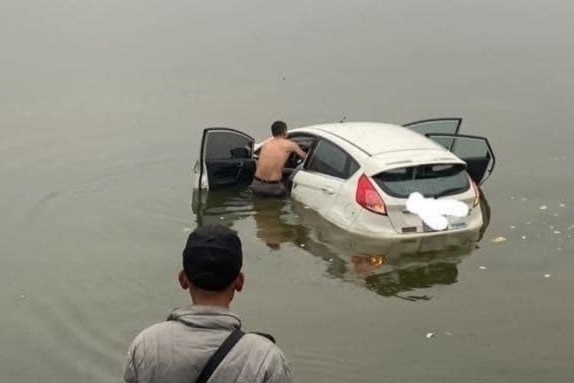 Ôtô chở 3 người lao xuống hồ Tây trong chiều sương mù-1