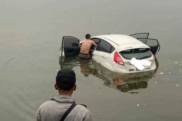 Cá chết nổi trắng mặt hồ Tây, bốc mùi hôi thối-4