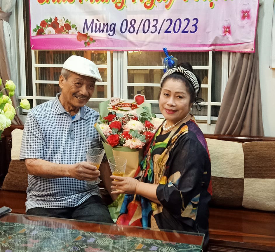 NSND Trần Hiếu U90 được vợ trẻ kém 18 tuổi chăm như em bé-3