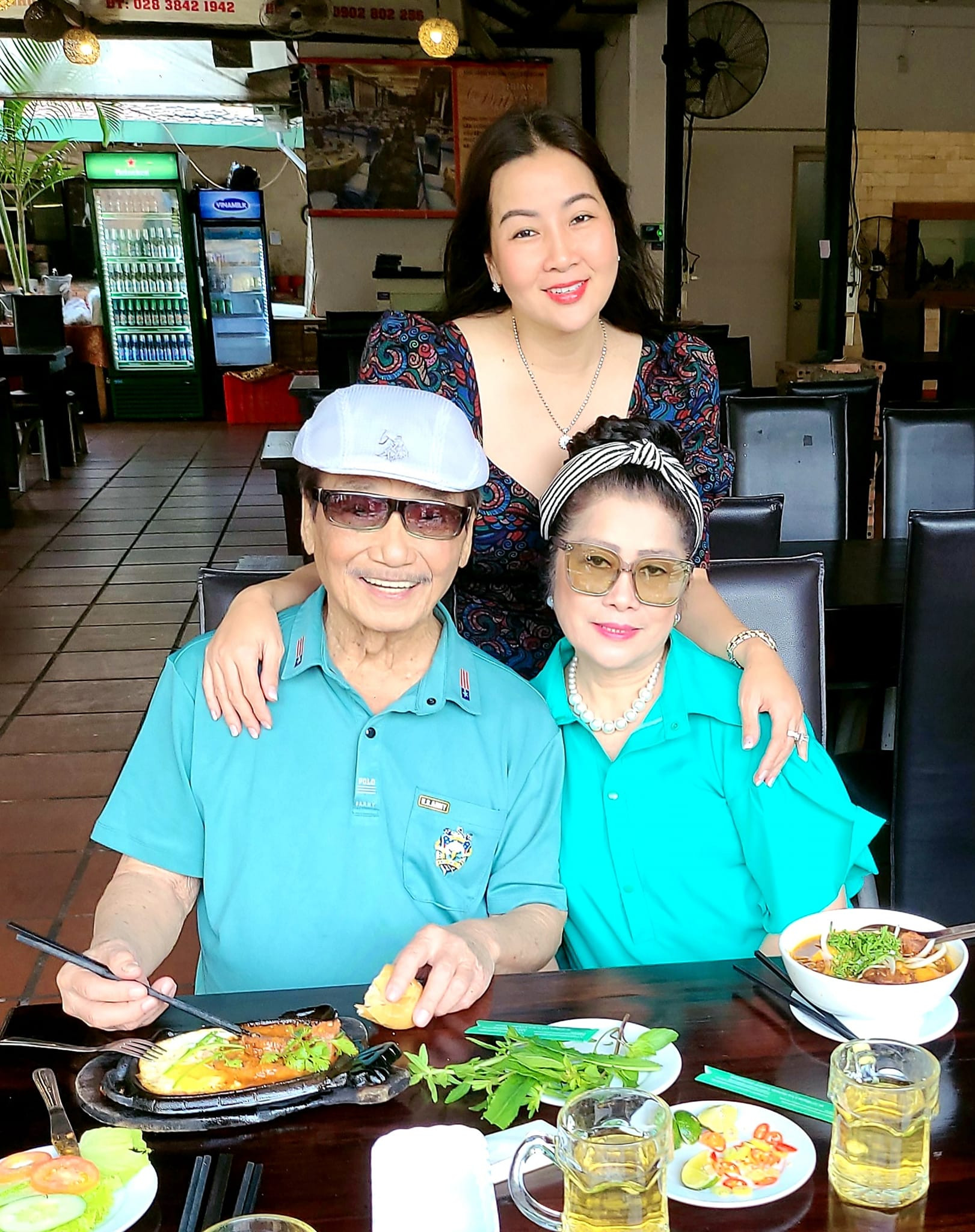 NSND Trần Hiếu U90 được vợ trẻ kém 18 tuổi chăm như em bé-7