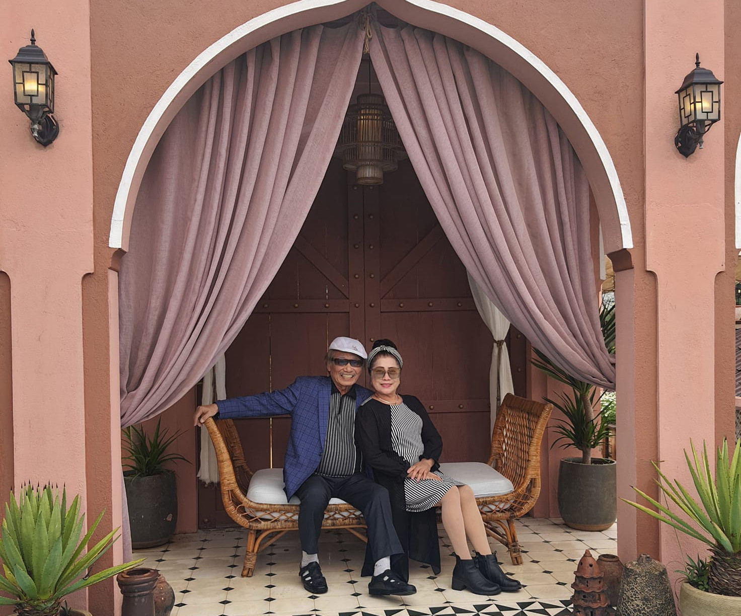 NSND Trần Hiếu U90 được vợ trẻ kém 18 tuổi chăm như em bé-10