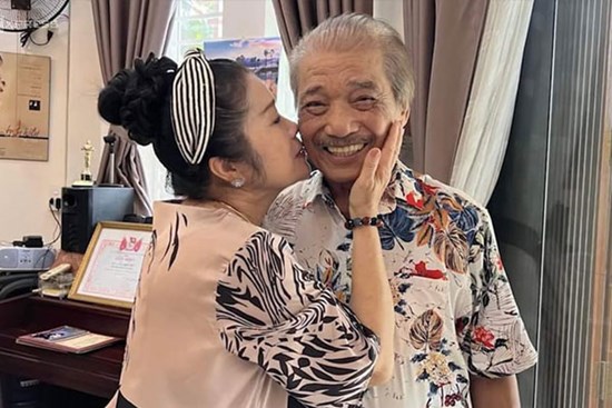NSND Trần Hiếu U90 được vợ trẻ kém 18 tuổi 'chăm như em bé'