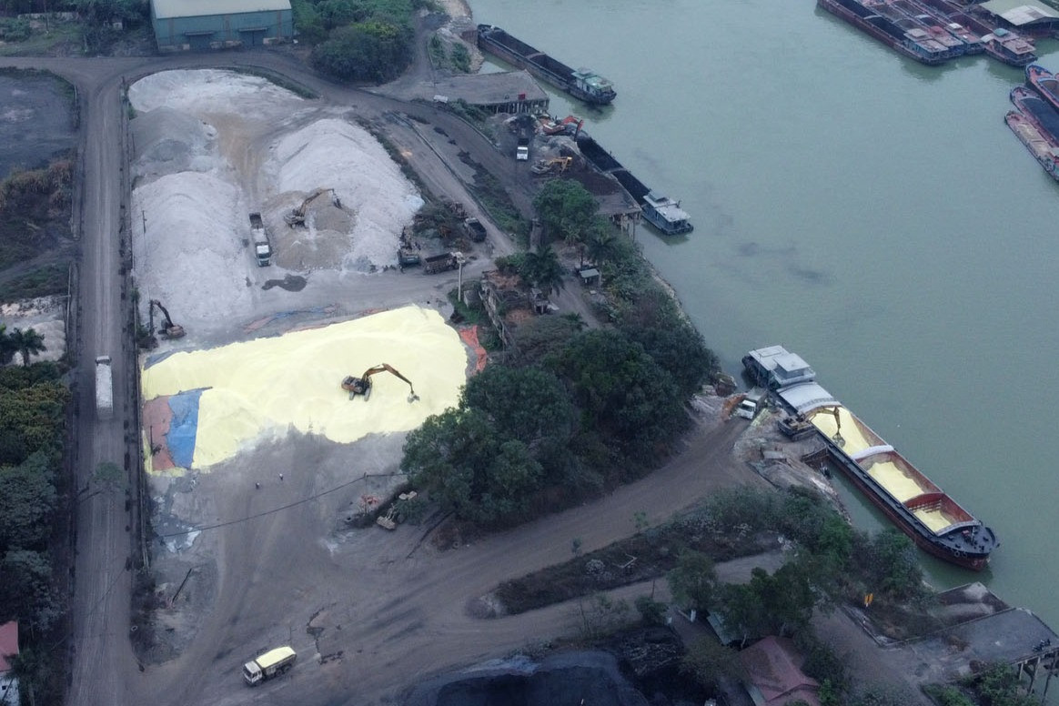 Cảnh sống khốn khổ gần cảng có bãi lưu huỳnh lộ thiên ở Phú Thọ-13